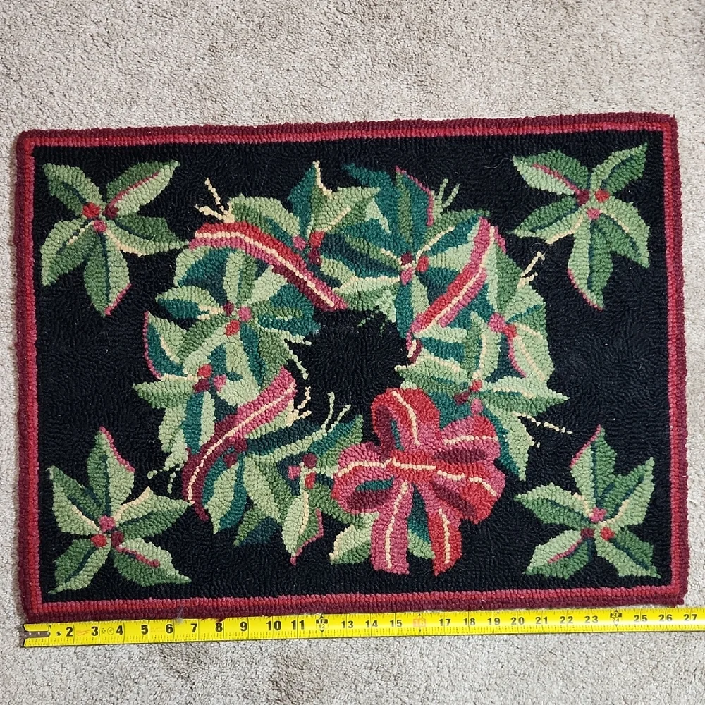 Festive Wreath Accent Rug - Black and Green
